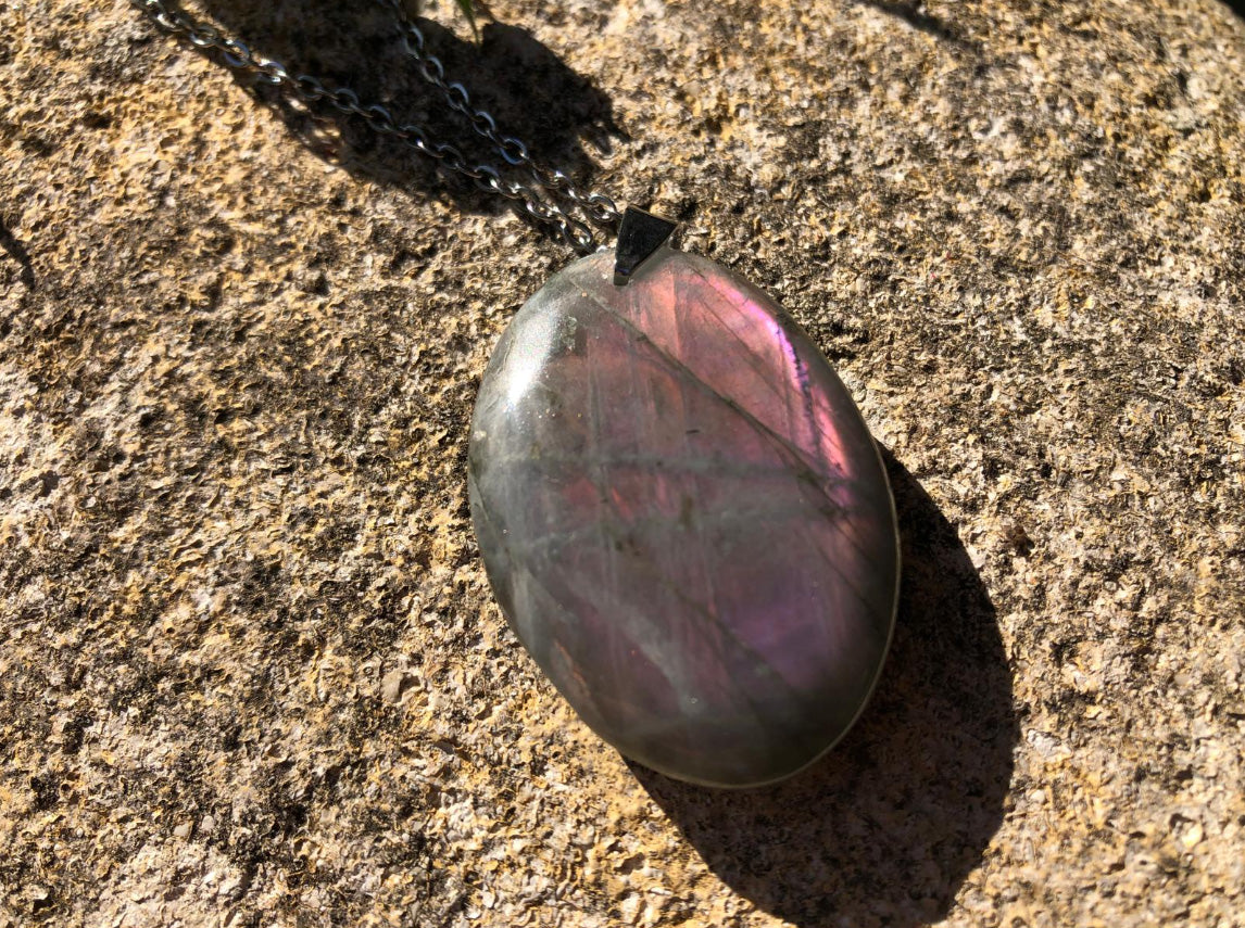 Boutique lithothérapie - pendentif en pierre Labradorite Violette - SOEURS