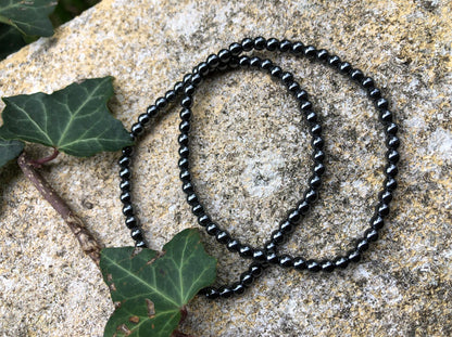 Boutique ésotérique en ligne - Photo de 2 bracelets en pierre Hématite (perles 04mm)