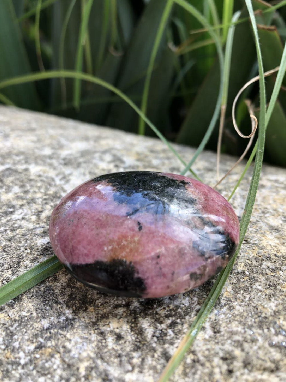 Boutique ésotérique - Lithothérapie Galet PIerre en Rhodonite  - SOEURS