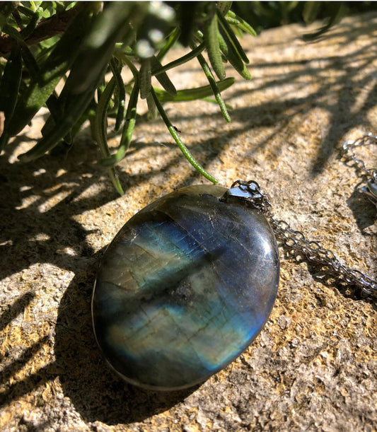 Boutique ésotérique en ligne - Pendentif Oval en pierre Labradorite - SOEURS