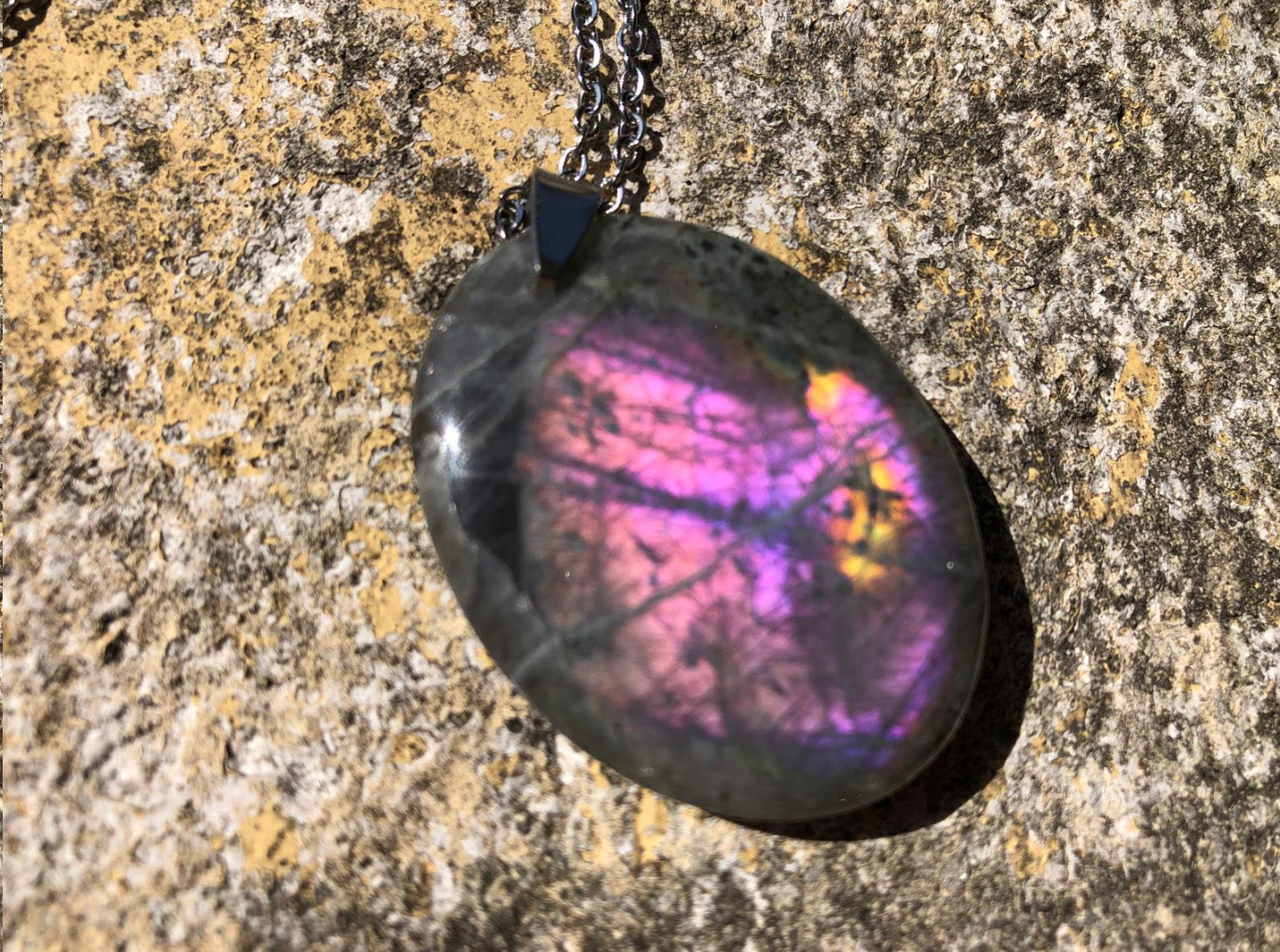 Boutique de lithothérapie en ligne - pendentif en pierre Labradorite Violette - SOEURS