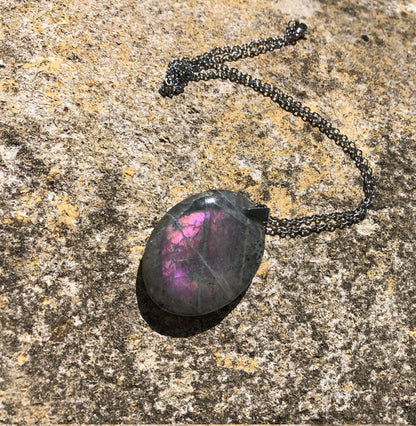 Boutique de lithothérapie en ligne - pendentif en Labradorite Violette - SOEURS